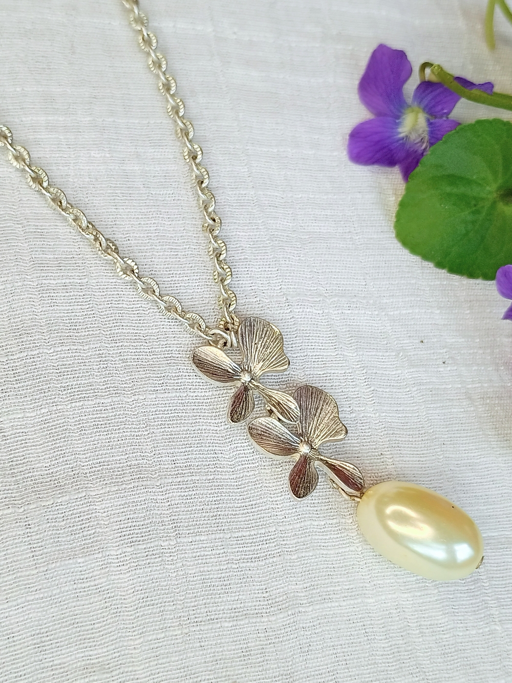 🐰 COQUETTE GIRL 🐰 VTG Avon (SAQ) faux pearl silver rhodium necklace, Cottage